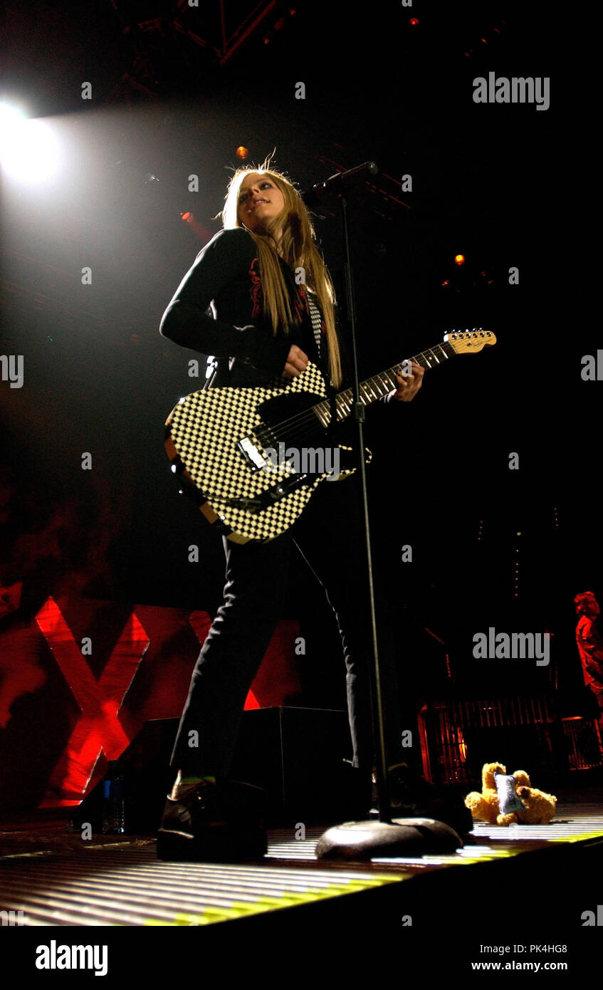 Avril Lavigne, kanadische Rock- und Popsängerin, Gitarristin und  Songwriterin bei einem Konzert en München, Alemania 2004. Avril Lavingne  rock y pop canadiense, cantante, guitarrista y compositor en un concierto  en Munich, Alemania
