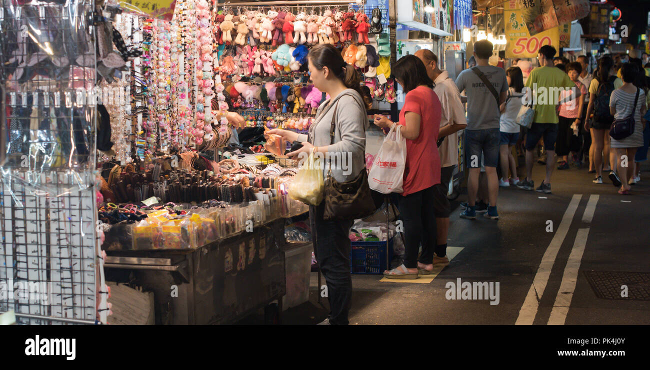 Famoso mercado nocturno siempre multitudes de personas cerca de puerto de Keelung en Taiwán el mercado nocturno miaokou Foto de stock