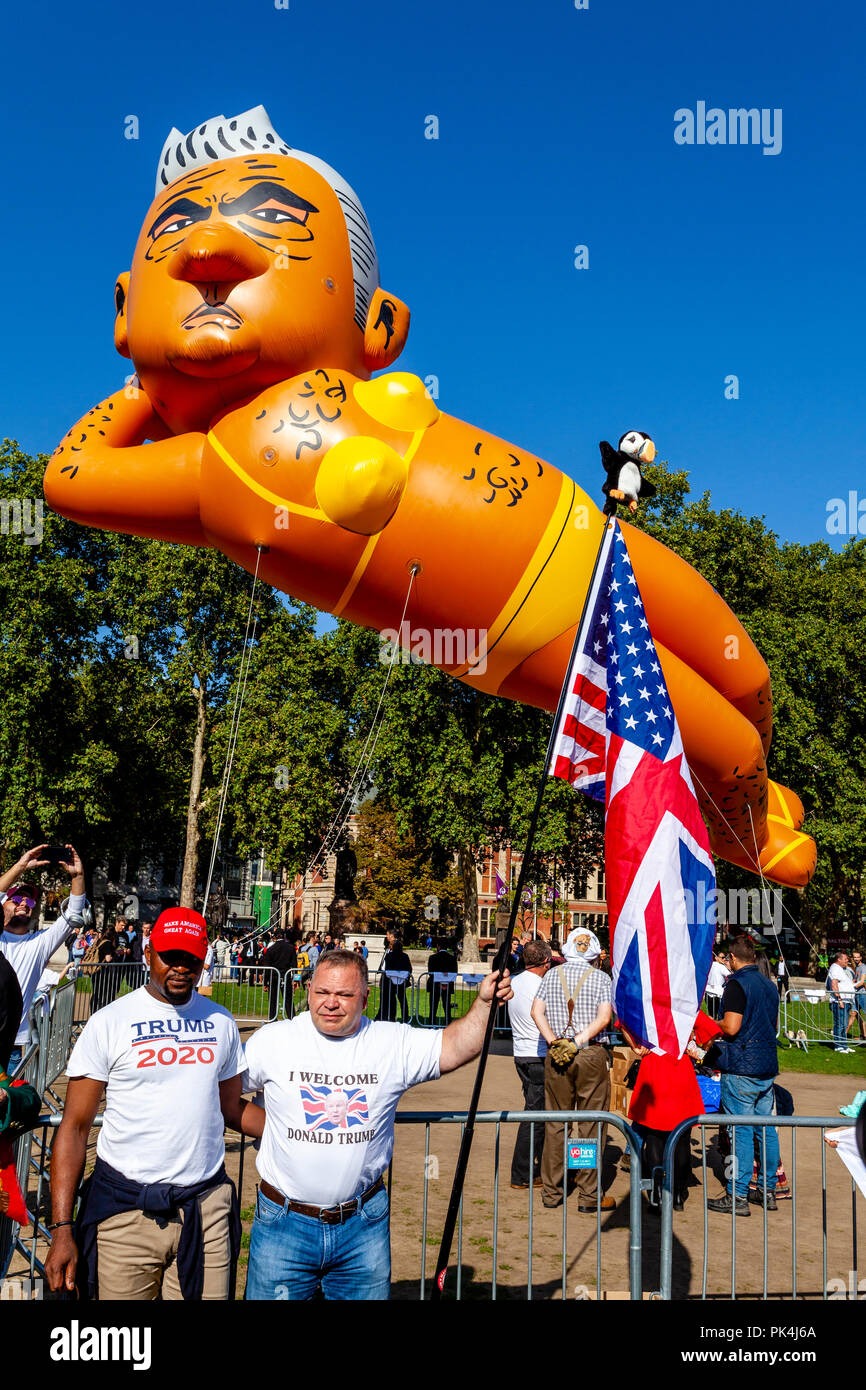 Los manifestantes volar un 29ft de largo Bikini-Clad Blimp de alcalde de Londres Sadiq Khan en Parliament Square, Londres, Reino Unido. Foto de stock