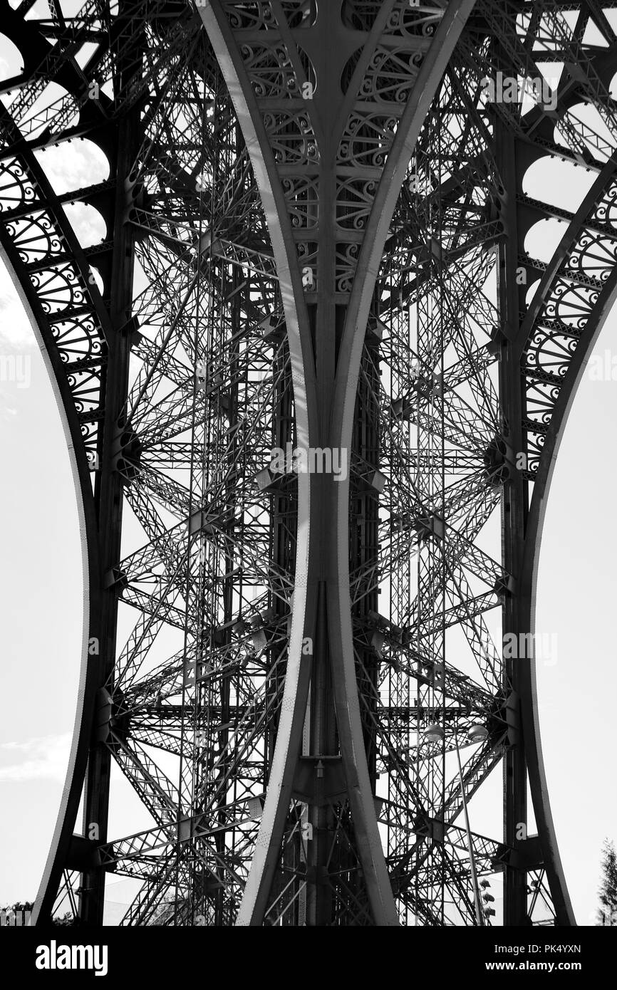 Peculiar punto de vista de la pata de la torre Eiffel Foto de stock