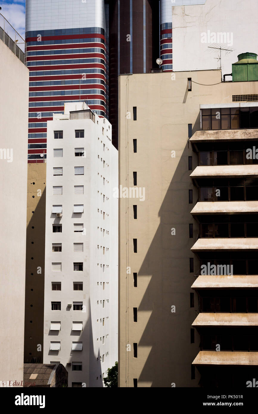 El mosaico de varios edificios y rascacielos de pared junto a la pared componiendo la jungla de asfalto que es la gran metrópole de Sao Paulo Foto de stock