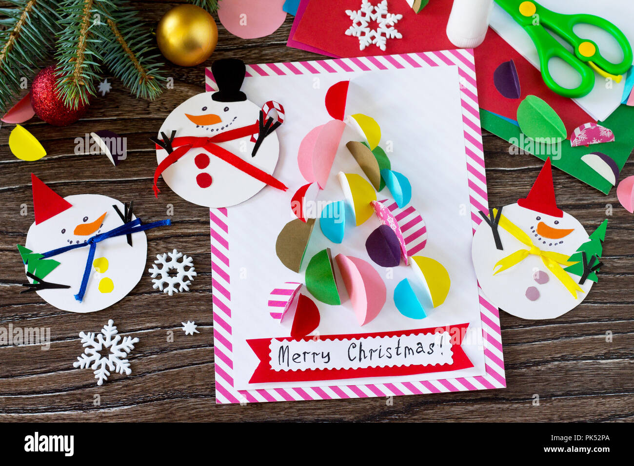 El muñeco de nieve de Navidad Merry Christmas tree y tarjeta de regalo.  Hecho a mano. Proyecto de la creatividad de los niños, artesanías,  manualidades para niños Fotografía de stock - Alamy