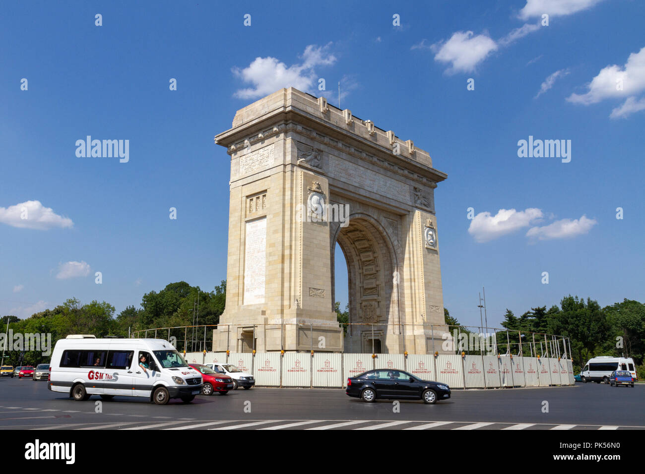 El Arcul de Triumf (Arco del Triunfo) en Carretera Kiseleff en Bucarest, Rumania. Se basa en el Arco de Triunfo en París. Foto de stock