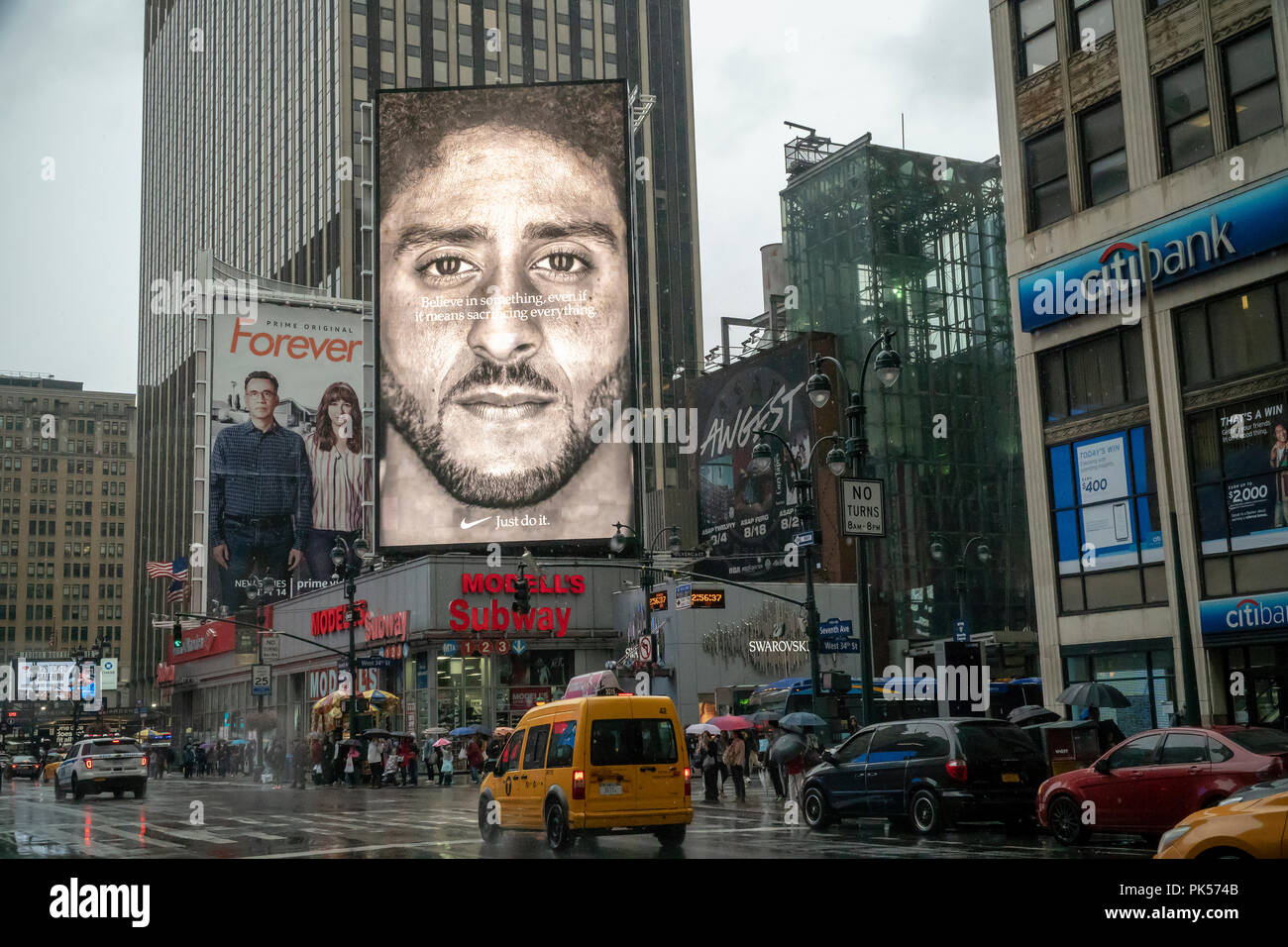 Una cartelera electrónica para Nike productos características Colin  Kaepernick, el quarterback de fútbol americano que en protesta contra la  brutalidad policial "tomó knee' durante la reproducción del himno nacional,  visto el domingo,