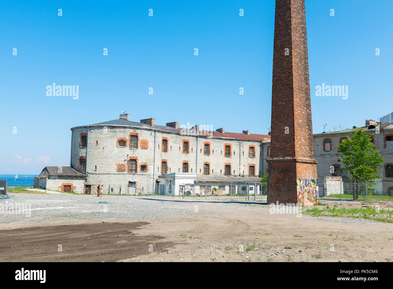 Prisión de Patarei Tallin, vista del edificio abandonado y abandonado de la prisión de Patarei en la zona de la bahía de Kalamaja en Tallin, Estonia. Foto de stock