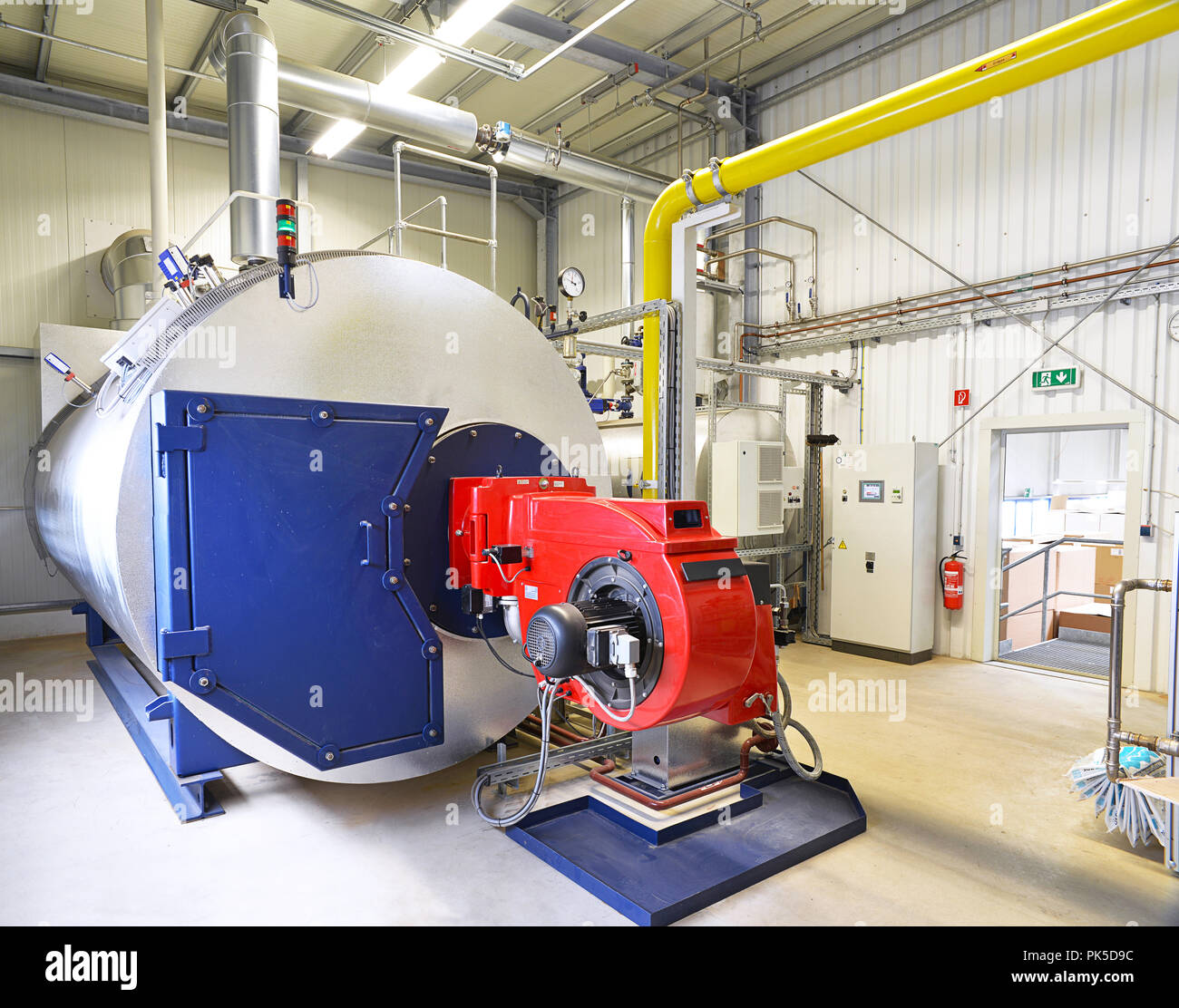 Caldera de la máquina para calentar agua en una planta industrial  Fotografía de stock - Alamy