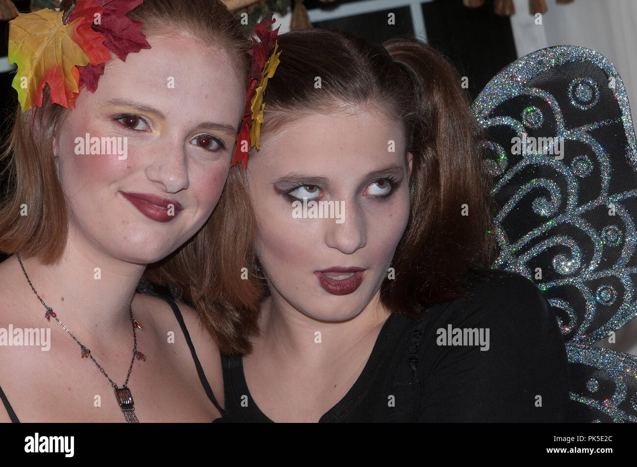 Dos chicas adolescentes en el maquillaje y el vestuario Foto de stock