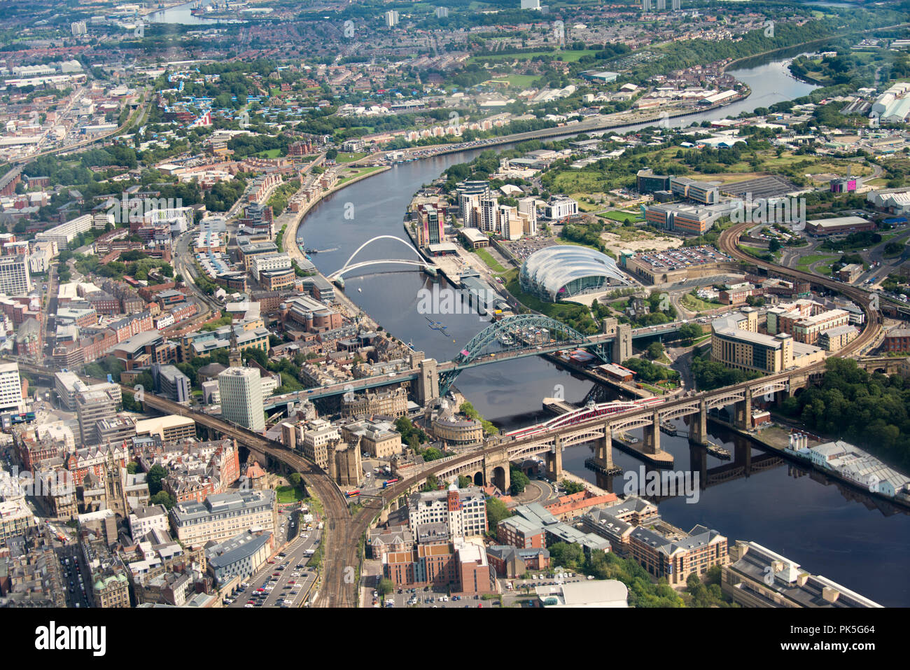 Ariel fotografía tomada desde el avión ligero del río Tyne, el alto nivel, Tyne, columpio, y Millenium Bridg Foto de stock