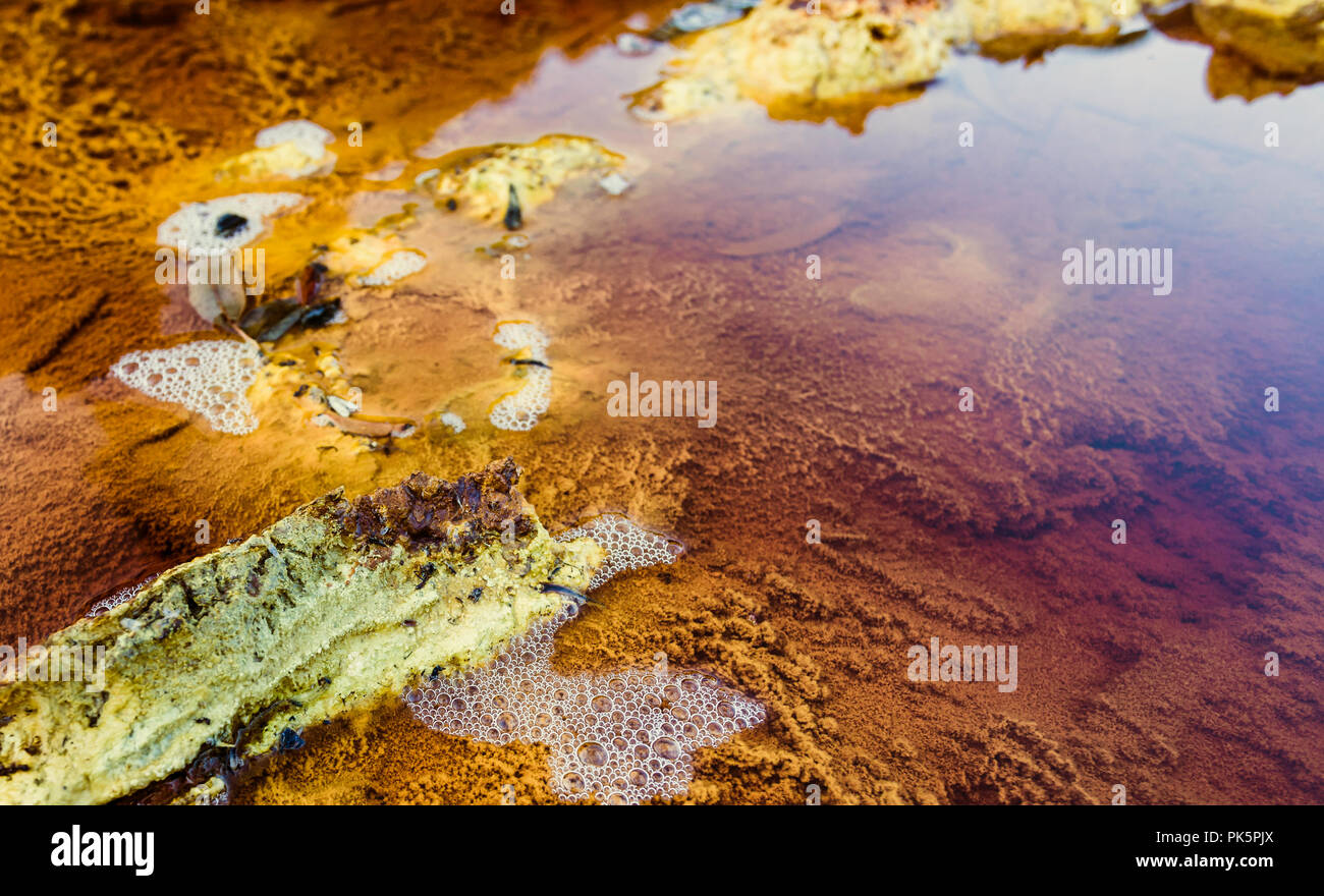 Burbujas en torno a la colorida roca, al final del cual existen microorganismos estudiados por la NASA debido a su semejanza a Marte Foto de stock