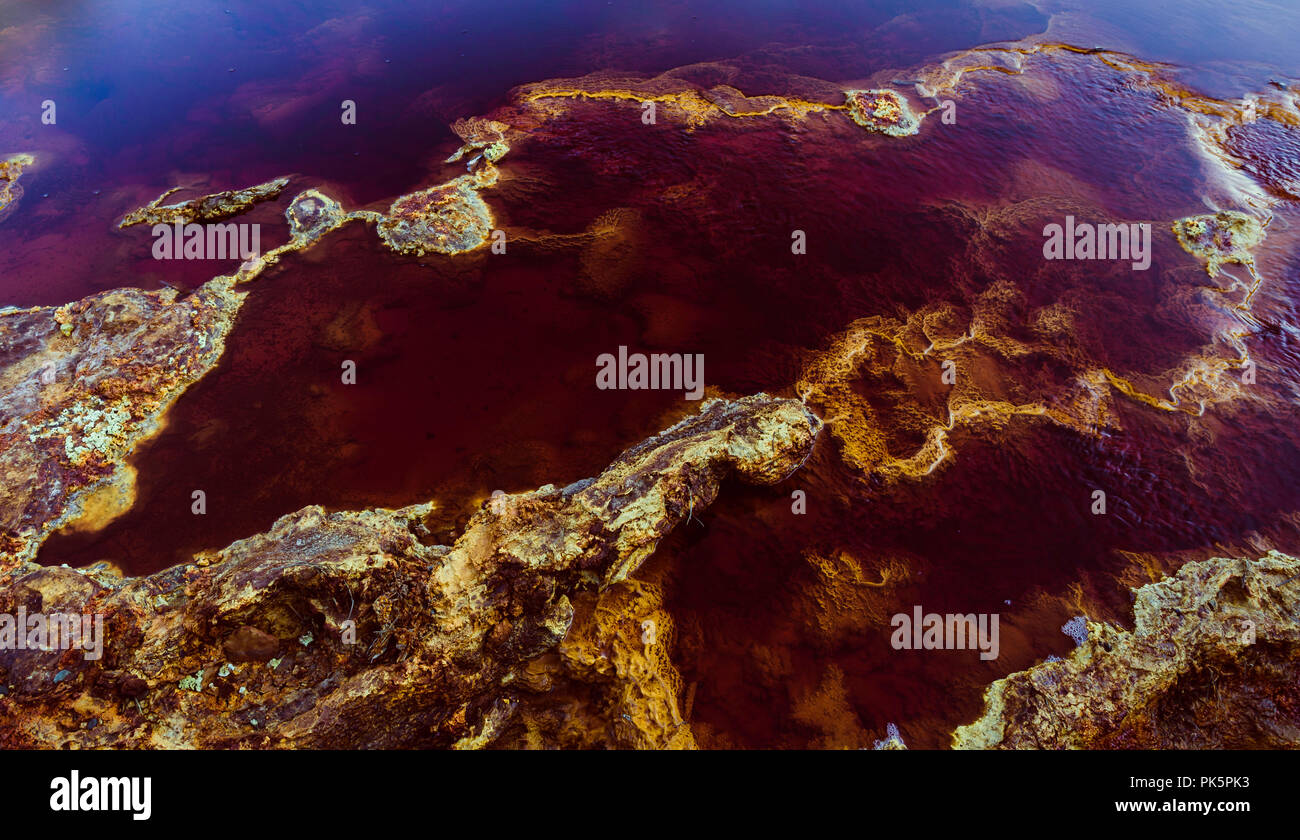 Colorido rock con bacterias y microorganismos rodeado por estromatolitos, este entorno es estudiada por la NASA debido a su semejanza a Marte Foto de stock