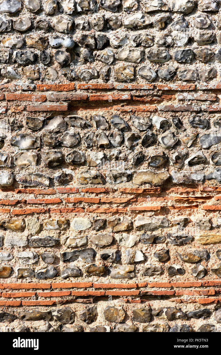 Detalle de la división de Flint/nivelación de azulejos de la pared sur de Burgh Roman Fort también conocido como Gariannonum, Garannum, Caister-on-Sea, Norfolk, Inglaterra. Foto de stock