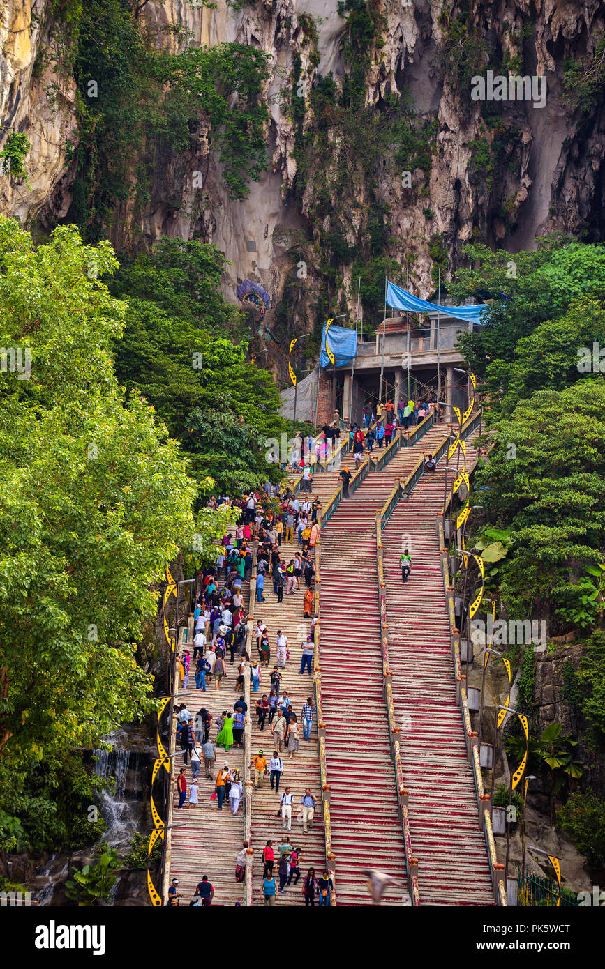 Los visitantes que entran y salen de las Cuevas Batu, cerca de Kuala Lumpur. Foto de stock