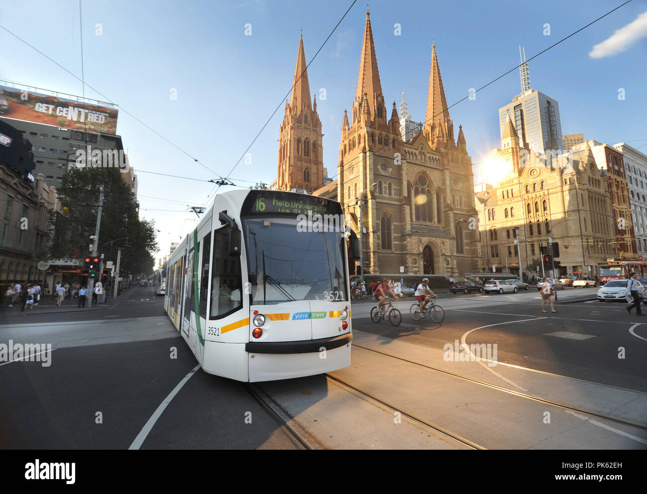 El tranvía de la ciudad de Melbourne en el distrito central de negocios Foto de stock