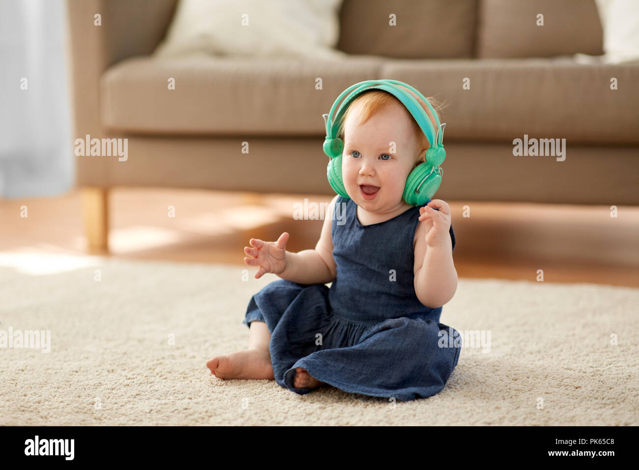 Bebé con auriculares DJ joven Fotografía de stock - Alamy, auriculares bebe  