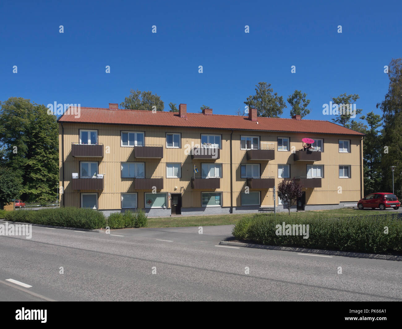 Bloque de apartamentos típico en un barrio residencial de la ciudad og Karlsborg en Suecia Foto de stock
