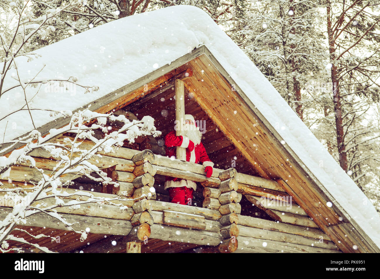 Casa de Santa Claus en el Polo Norte. Real Santa Claus en el balcón de su  casa Fotografía de stock - Alamy