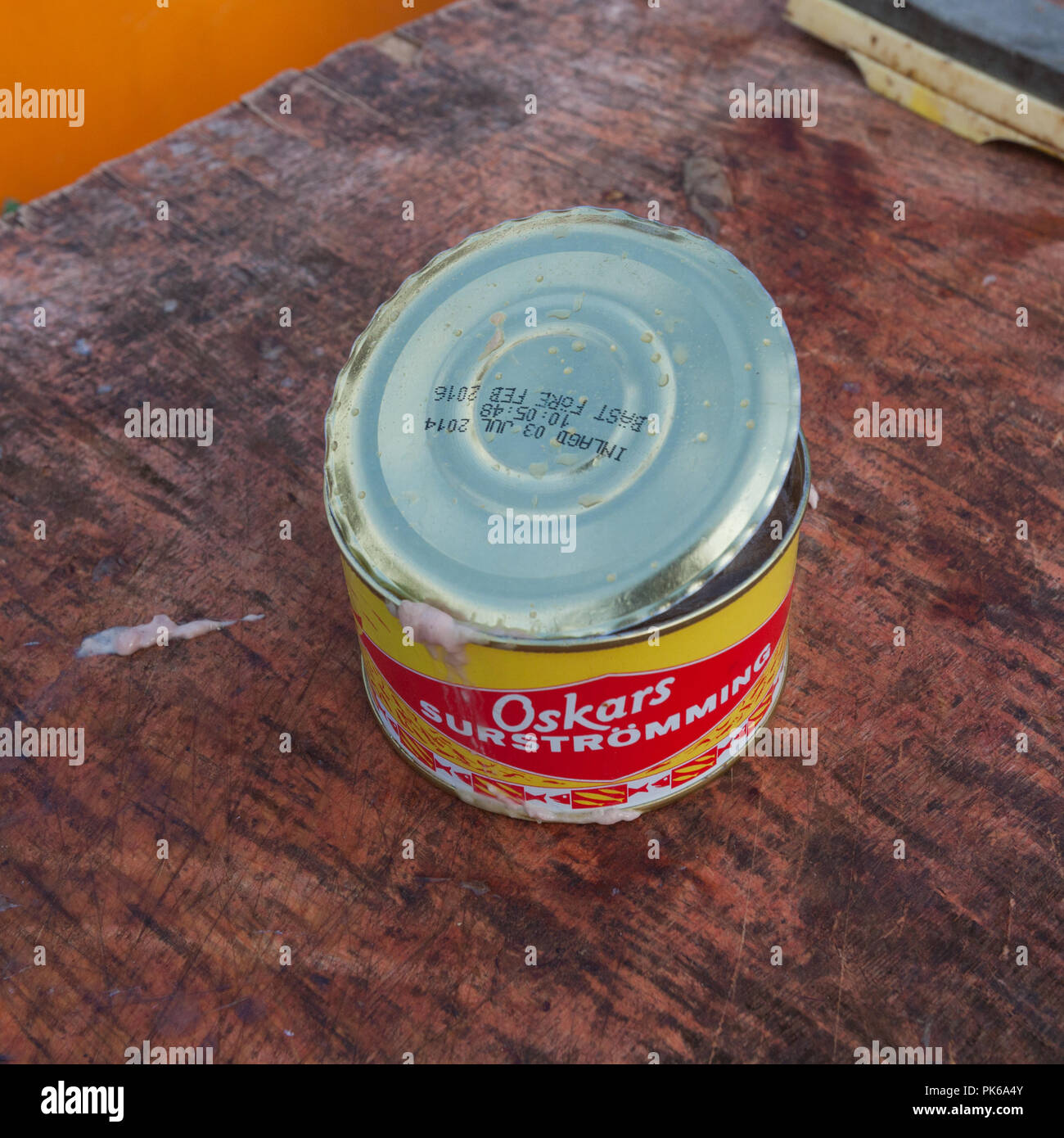 Lata abierta de Surströmming en salazón con la cebolleta Fotografía de  stock - Alamy
