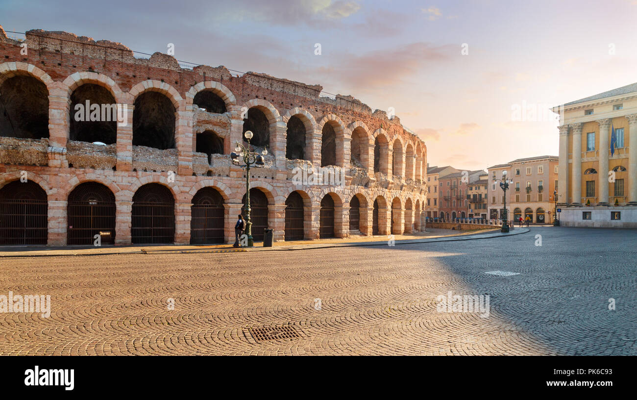 La Arena de Verona (Arena di Verona) es un anfiteatro romano en la Piazza Bra. Italia Fotografía 