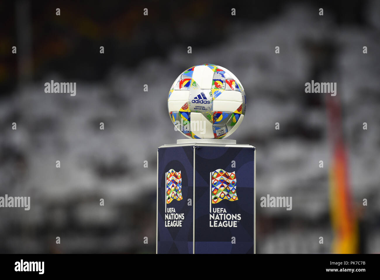 Bola de la liga de naciones uefa fotografías e imágenes de alta resolución -