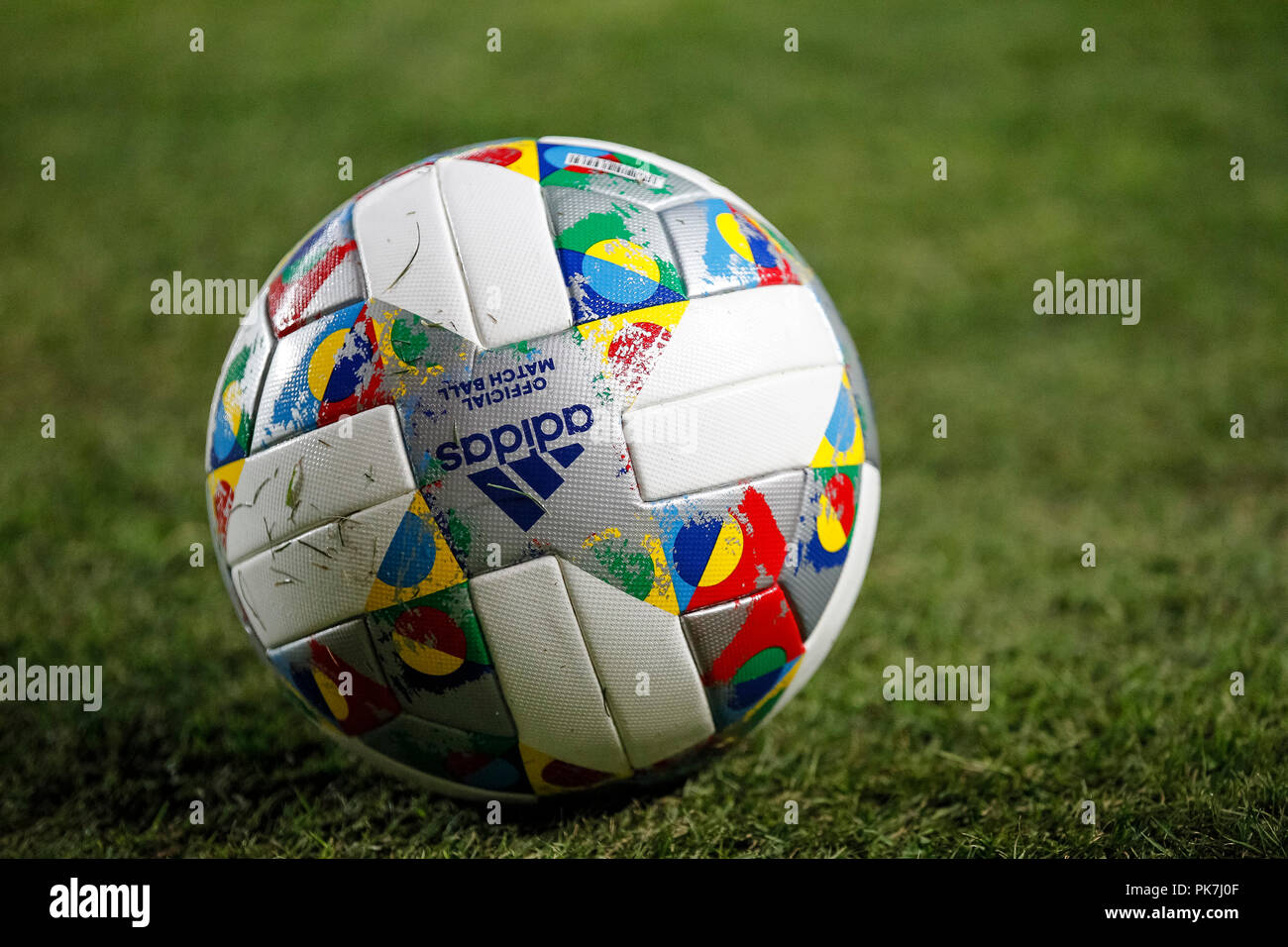 Elche, España. 11a Septiembre 2018. Adidas Unidas Liga, bolas partido oficial de la UEFA Unidas Liga 2018/2019 sobre la hierba. Bola tiene un diseño colorido. La de naciones de