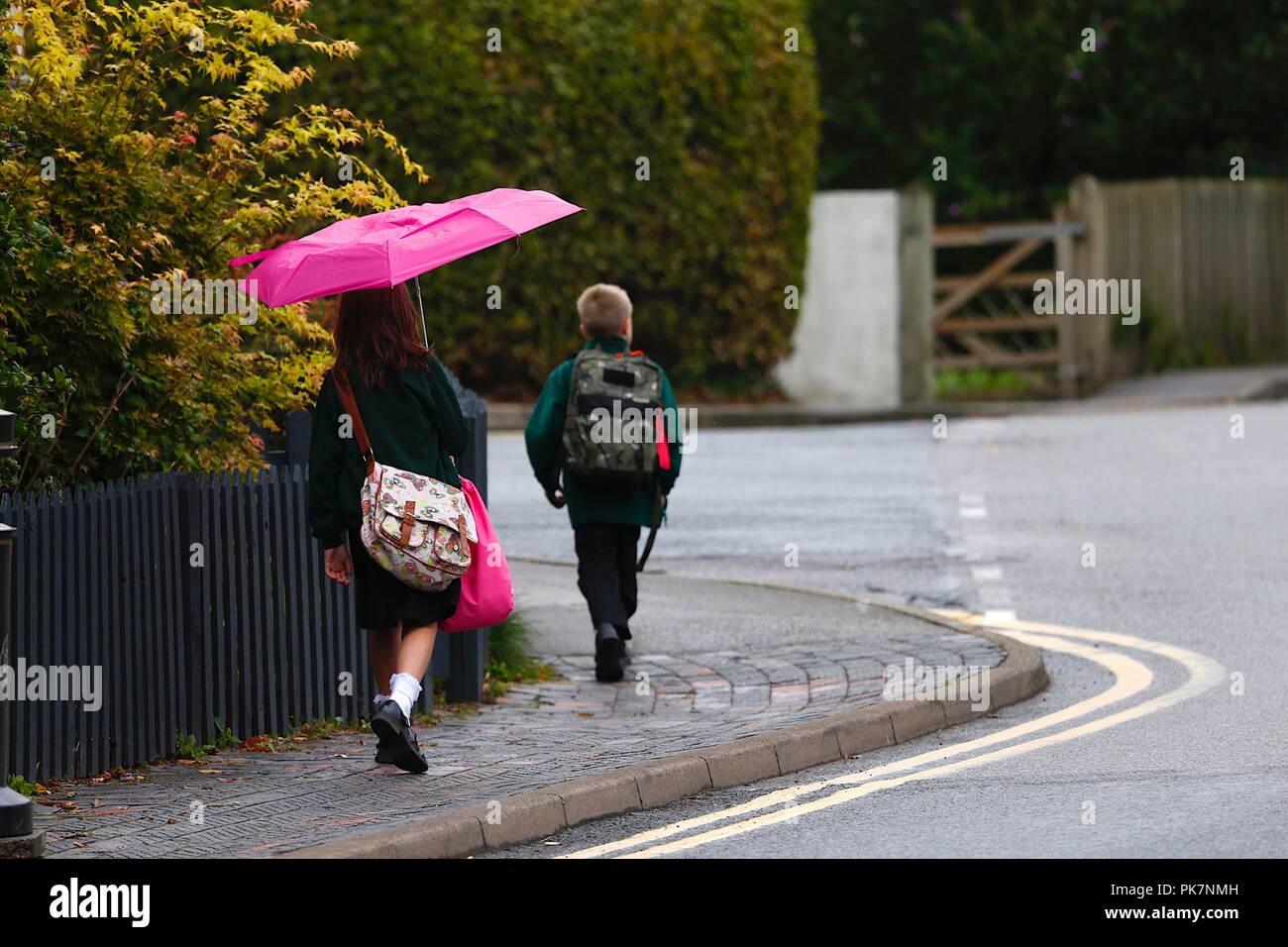 Ashford, Kent, Reino Unido. 12th de Sep de 2018. Clima en el Reino Unido:  Lluvia fría y llovía cuando los niños se dirigen a la escuela. Brisas y  temperaturas mucho más frías