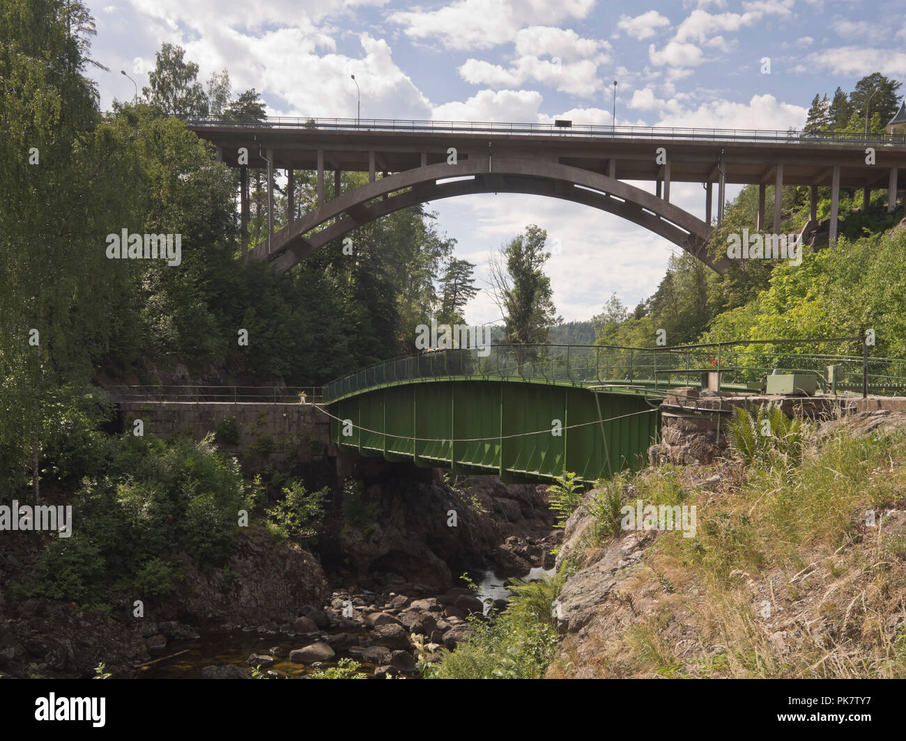 En la provincia de Håverud Dalsland Suecia,donde la atracción turística Dalslands canal pasa por un puente acueducto, puente de carretera alta arriba Foto de stock