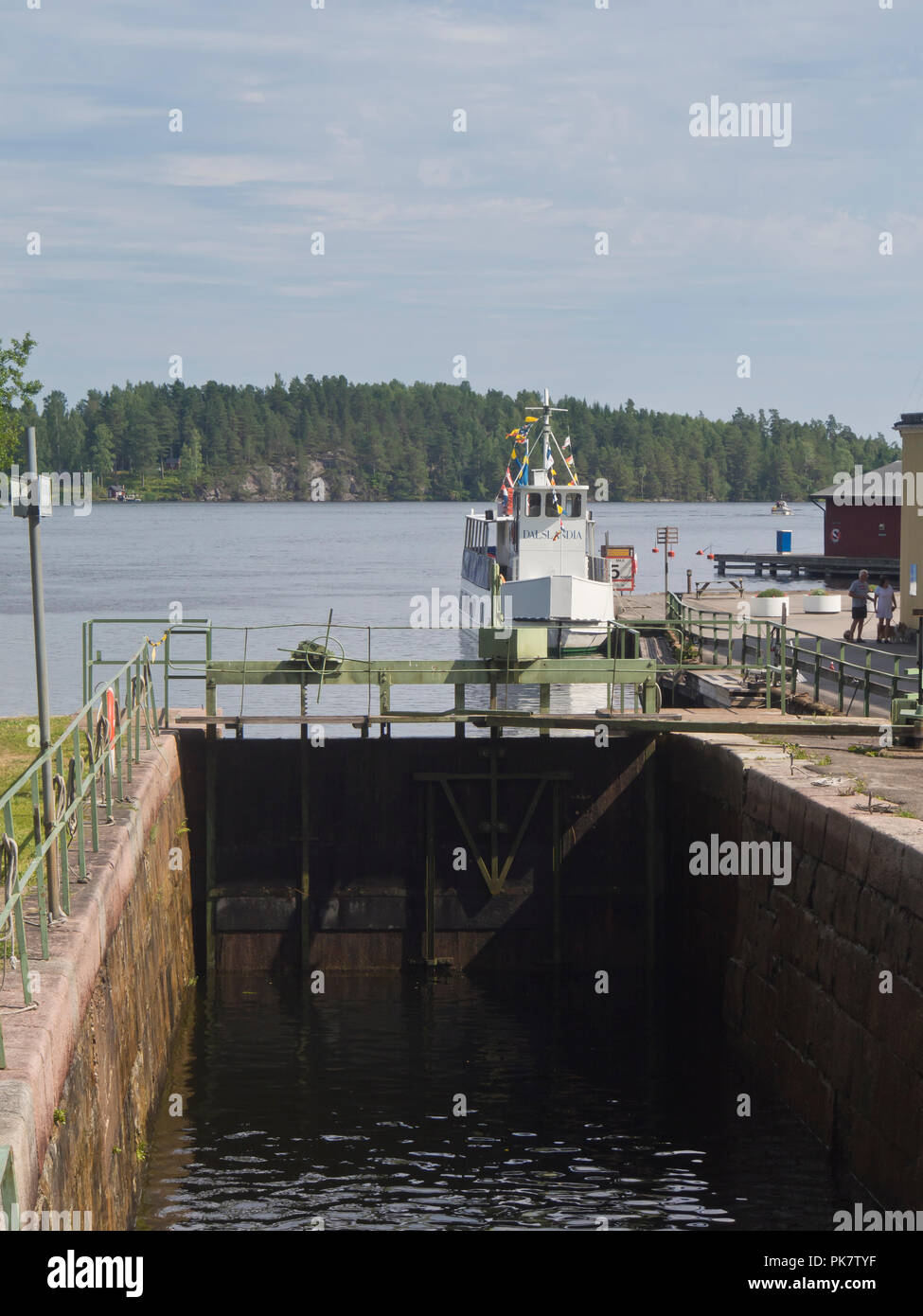 En la provincia de Håverud Dalsland Suecia,donde la atracción turística Dalslands canal pasa a través de los bloqueos y un acueducto, paseos en barco crucero de día Foto de stock
