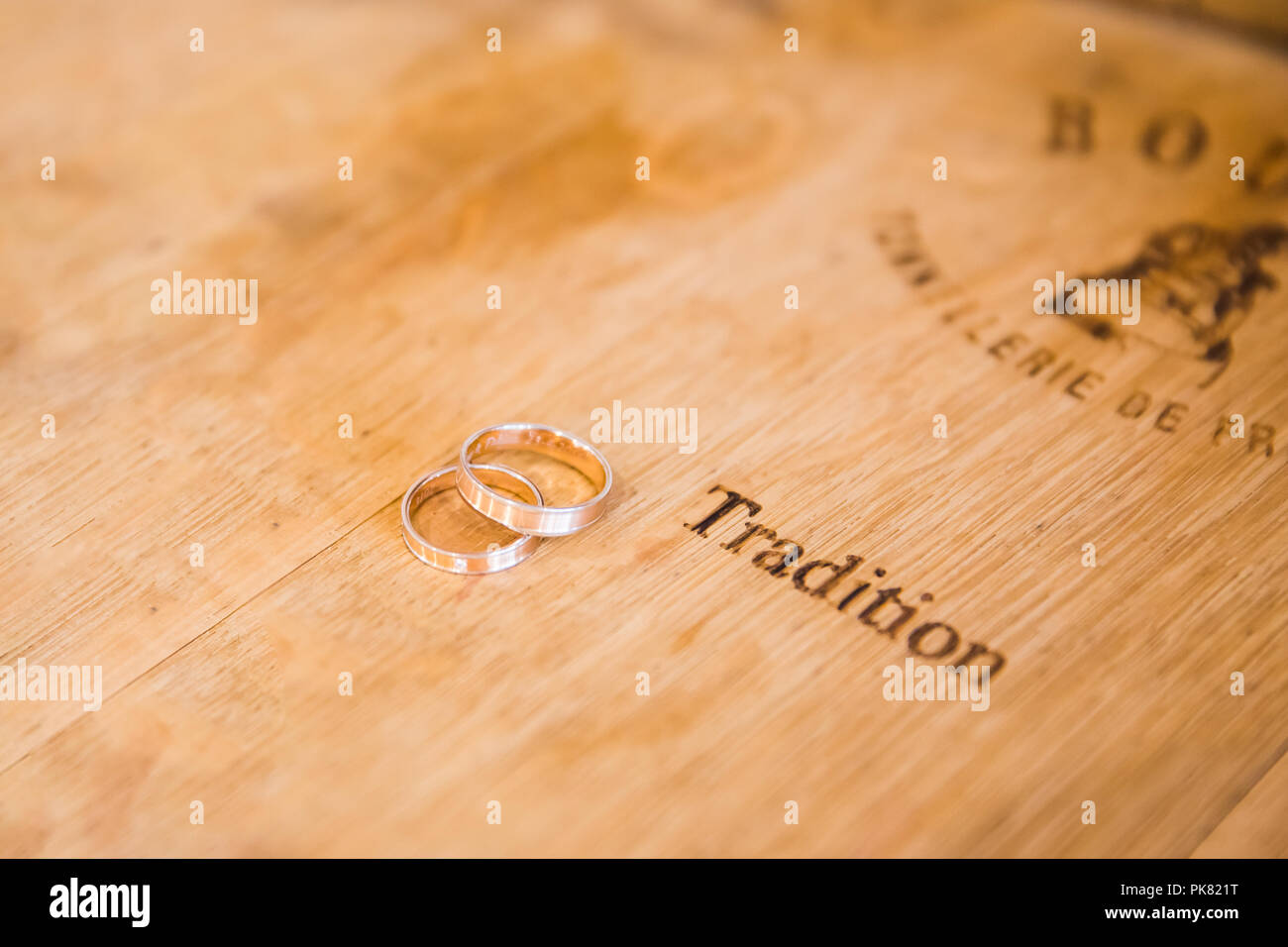 hormigón Presentador inflación Anillos de boda y tradición grabados en madera de barril de vino Fotografía  de stock - Alamy