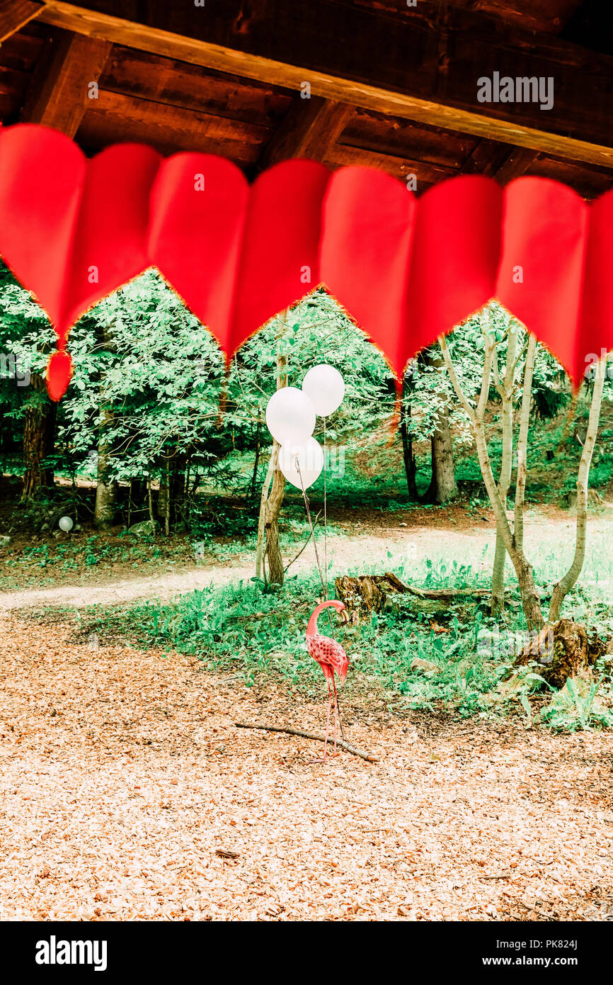 Indie boda al aire libre Decoración y globos blancos Fotografía de stock -  Alamy