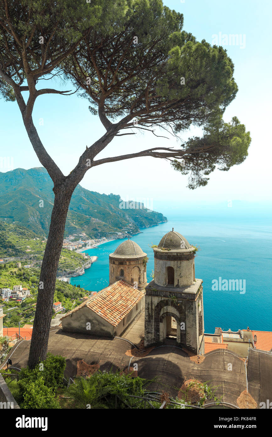 Maravillosa terraza en el jardín de Villa Rufolo, Ravello, en la costa de Amalfi. Ravello, vista panorámica de la costa de Amalfi desde Villa Rufolo. Italia. Foto de stock