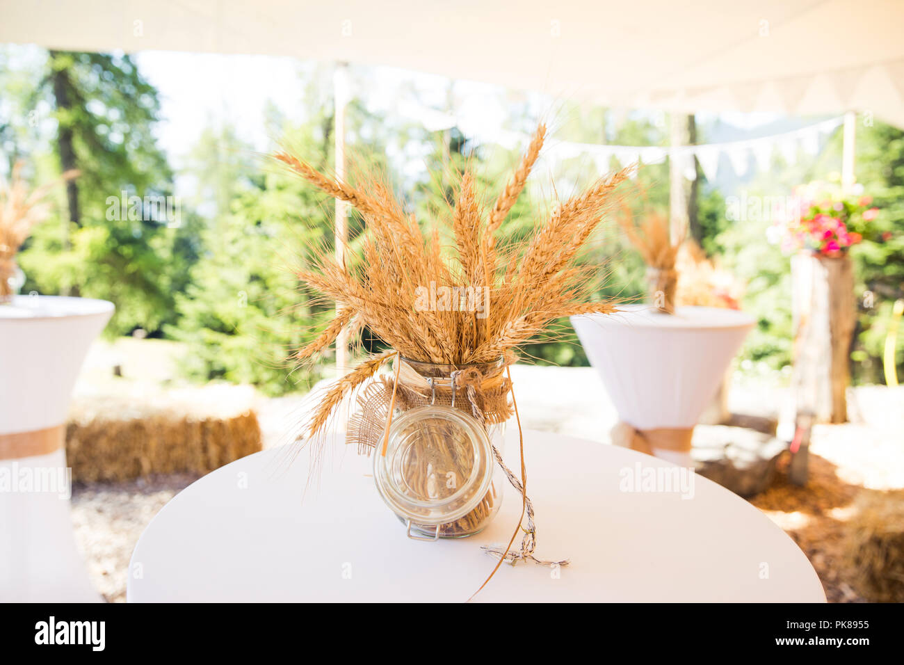 Espigas de trigo secos en conservar en frasco de vidrio shabby decoración boda rústica Fotografía de stock - Alamy