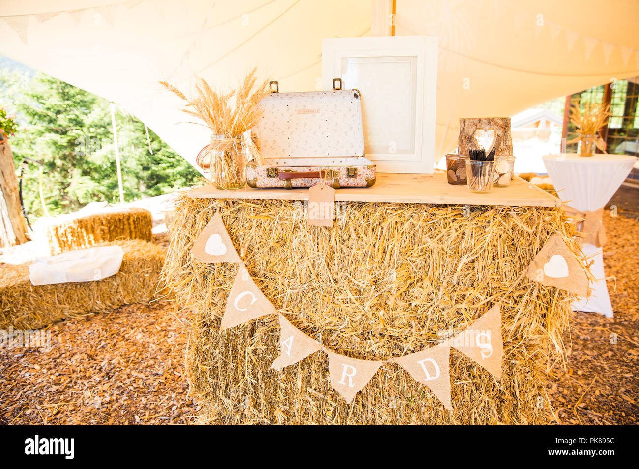 Shabby chic decoración boda rústica y tarjetas de cabina en fardos de paja  Fotografía de stock - Alamy