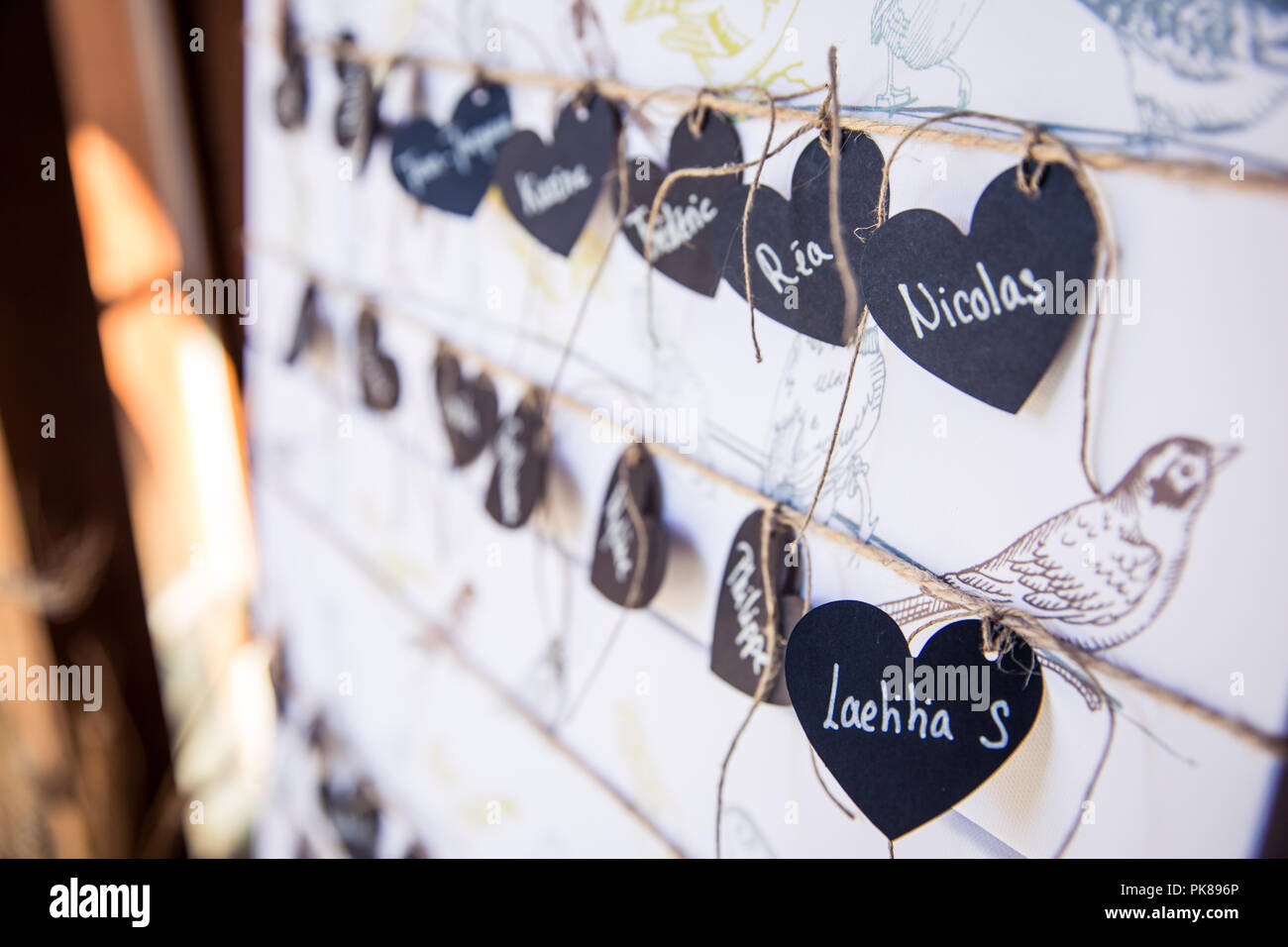 precio captura perecer Los invitados a la boda en forma de corazón a bordo Etiquetas Nombre de  papel Fotografía de stock - Alamy