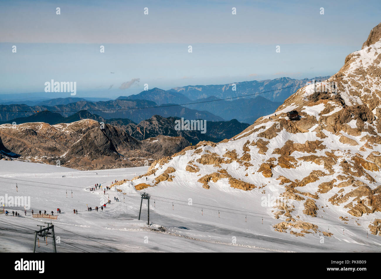 Vista aérea de las laderas de la meseta de Dachstein ski resort con glaciares y montañas en Alpes austríacos. Foto de stock