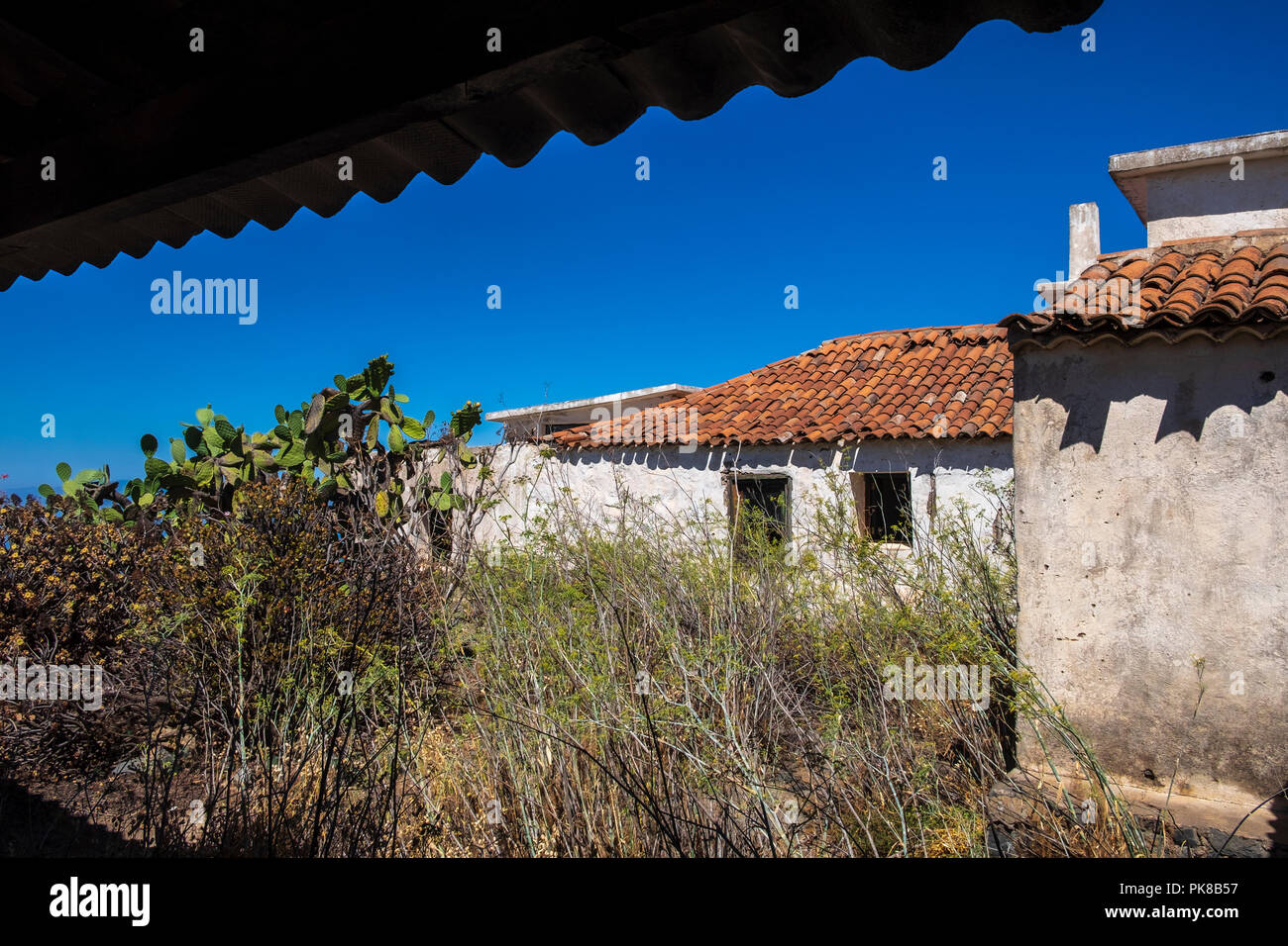 Abandonados, finca antigua granja casas abandonadas en una remota zona de Guia de Isora, Tenerife, Islas Canarias, España Foto de stock