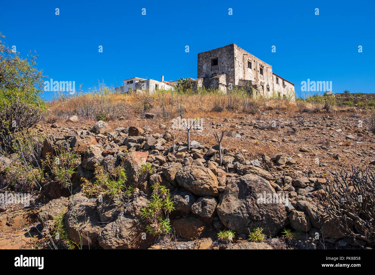 Abandonados, finca antigua granja casas abandonadas en una remota zona de Guia de Isora, Tenerife, Islas Canarias, España Foto de stock