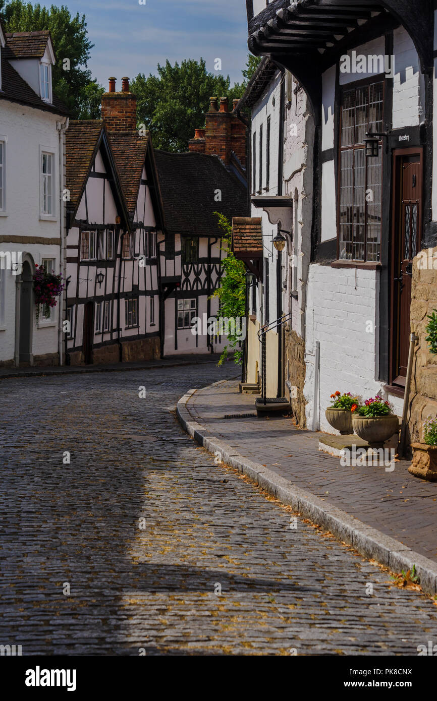 Calle adoquinada con casas de madera medievales en Mill Street Warwick Inglaterra West Midlands Warwickshire Foto de stock