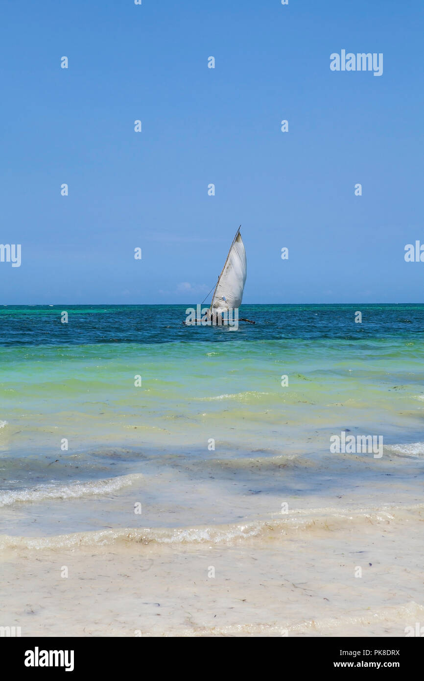 - Playa de GALU KINONDO, KENYA - 28 de febrero de 2018: Hermoso paisaje marino -playa, barcos y turistas- Galu Kinondo - playa, Kenya Foto de stock