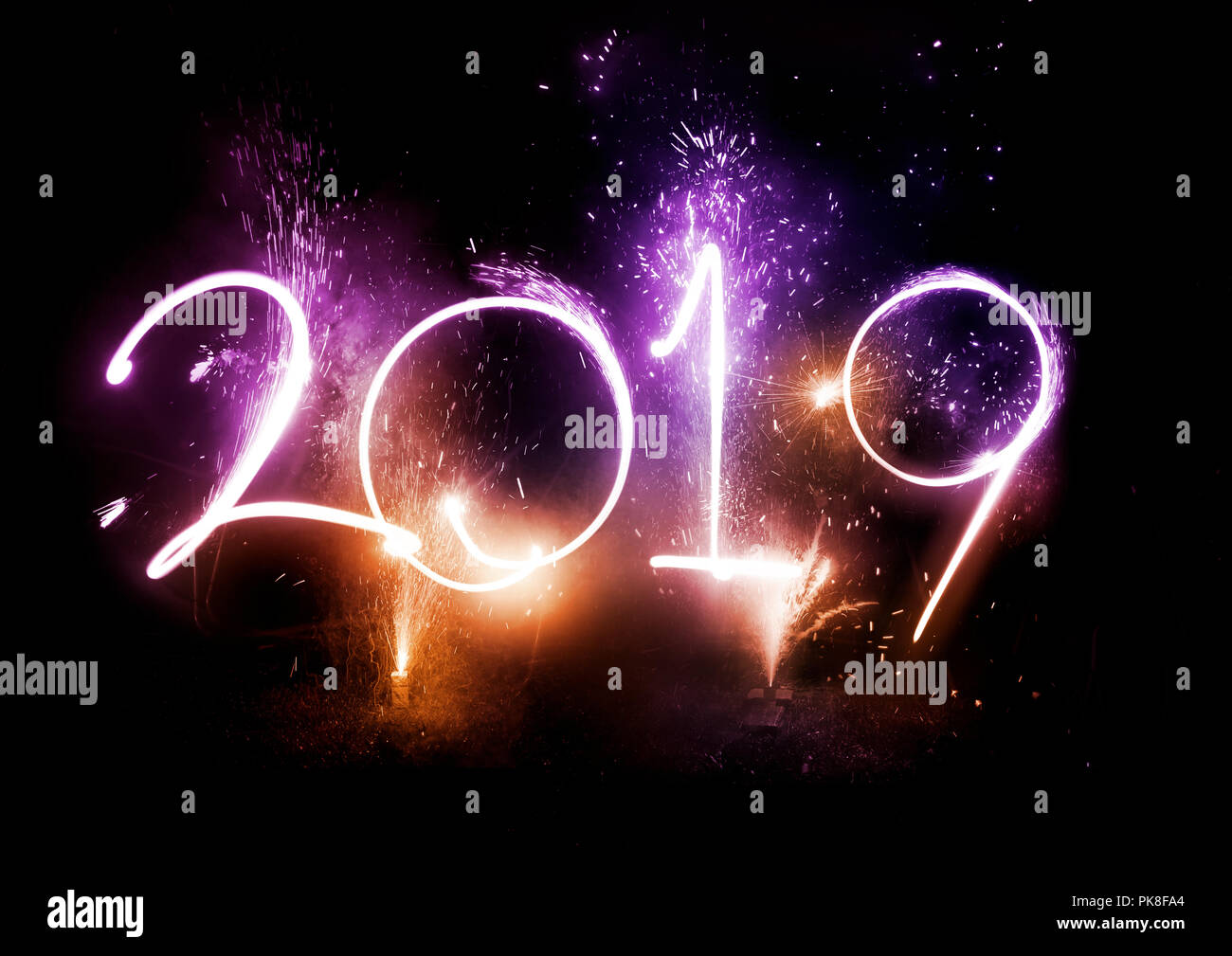 ¡Feliz Año Nuevo! 2019 muestra con fuegos artificiales y luces estroboscópicas. Concepto de celebraciones. Foto de stock