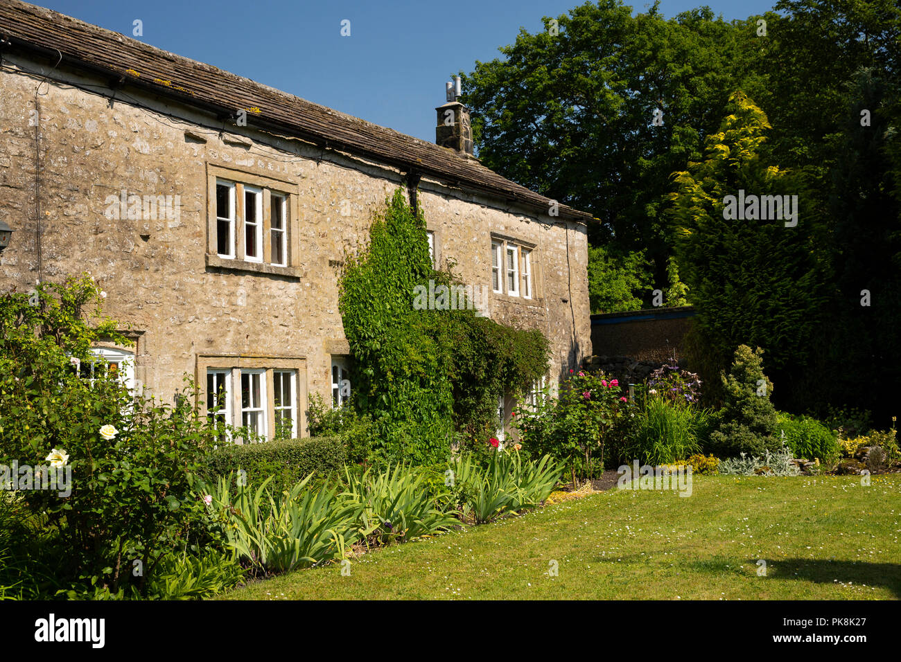 Reino Unido, Yorkshire, Wharfedale, Kettlewell, lejos Lane, atractivo jardín de casa de piedra tradicional Foto de stock