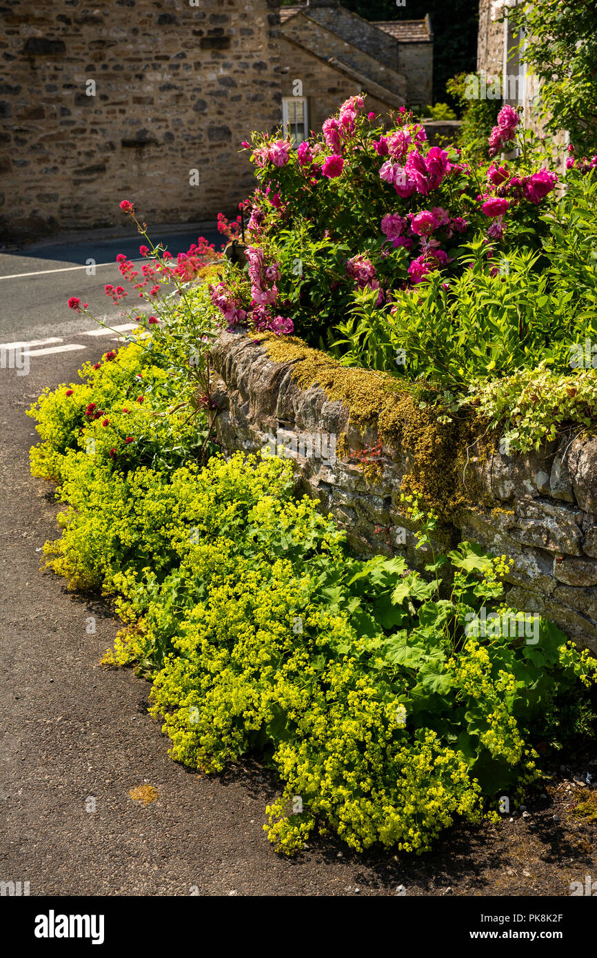 Reino Unido, Yorkshire, Wharfedale, Starbotton, plantación de florales atractiva casa Beckside Foto de stock