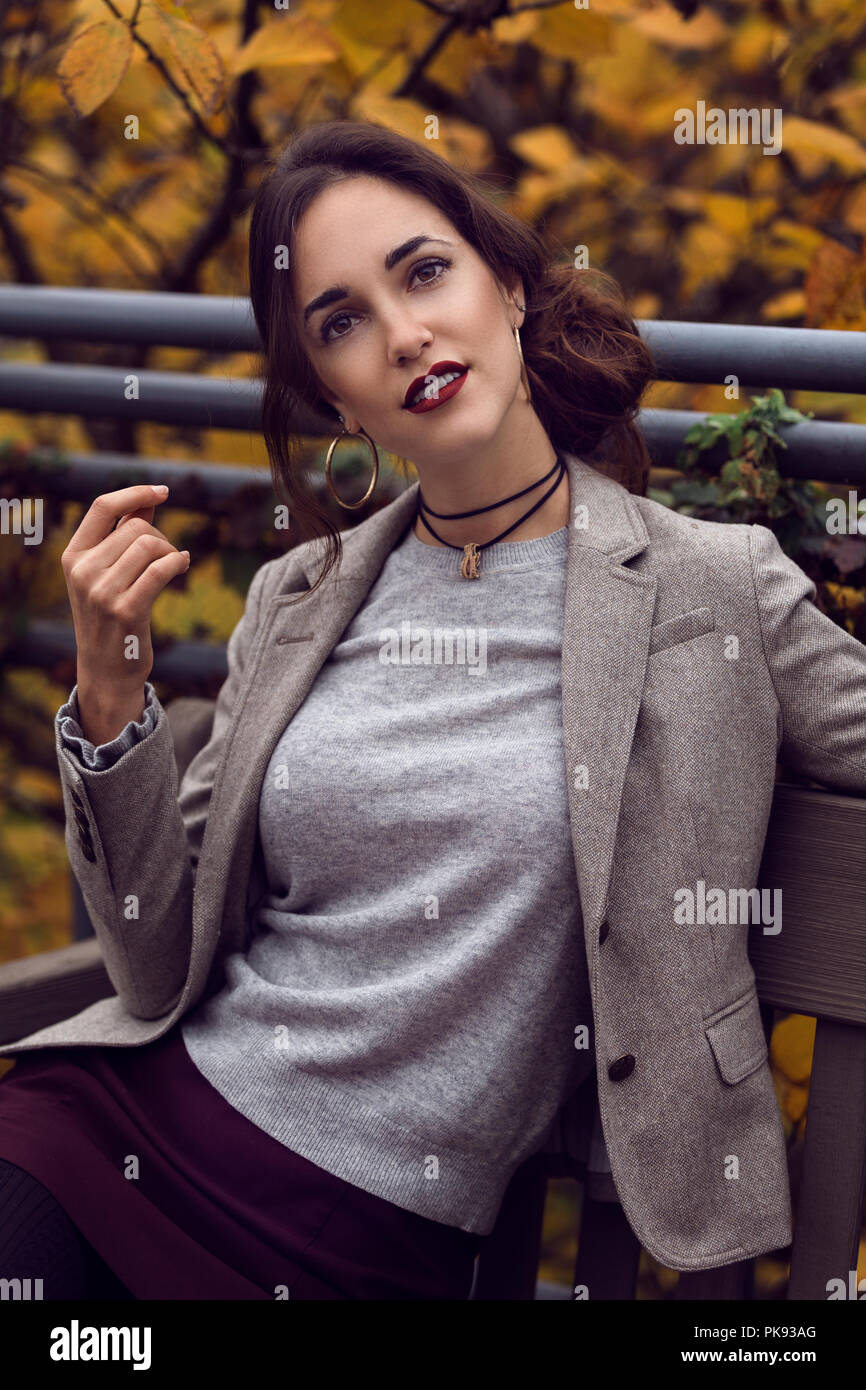Mujer bien vestida fotografías e imágenes de alta resolución - Alamy