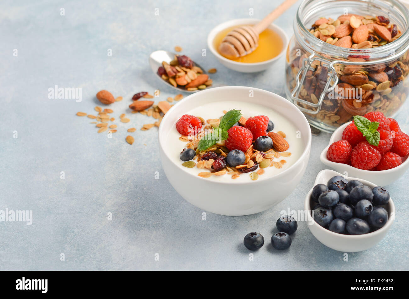 Granola casera con yogur y bayas frescas, desayuno saludable concepto. Foto de stock