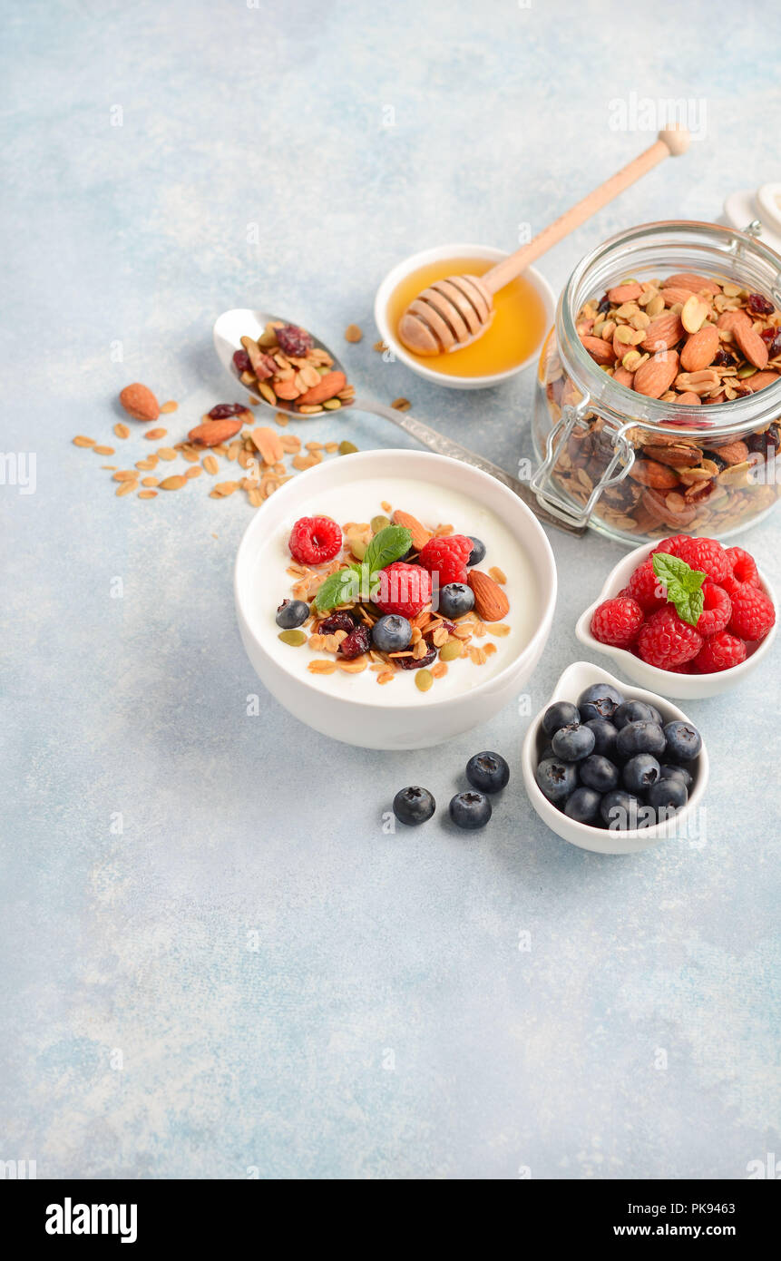 Granola casera con yogur y bayas frescas, desayuno saludable concepto. Foto de stock