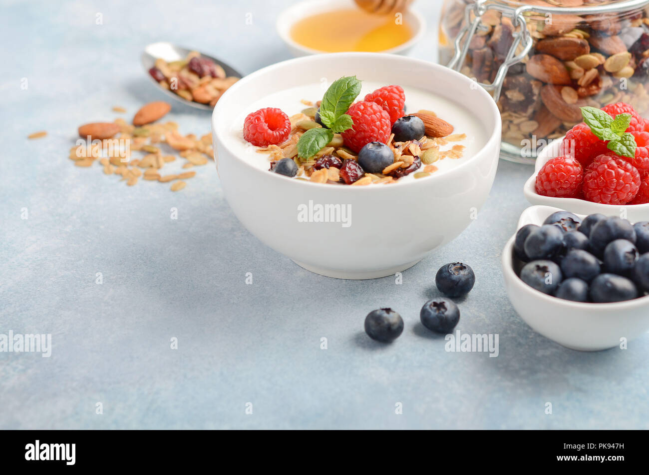 Granola casera con yogur y bayas frescas, desayuno saludable concepto. Foto de stock