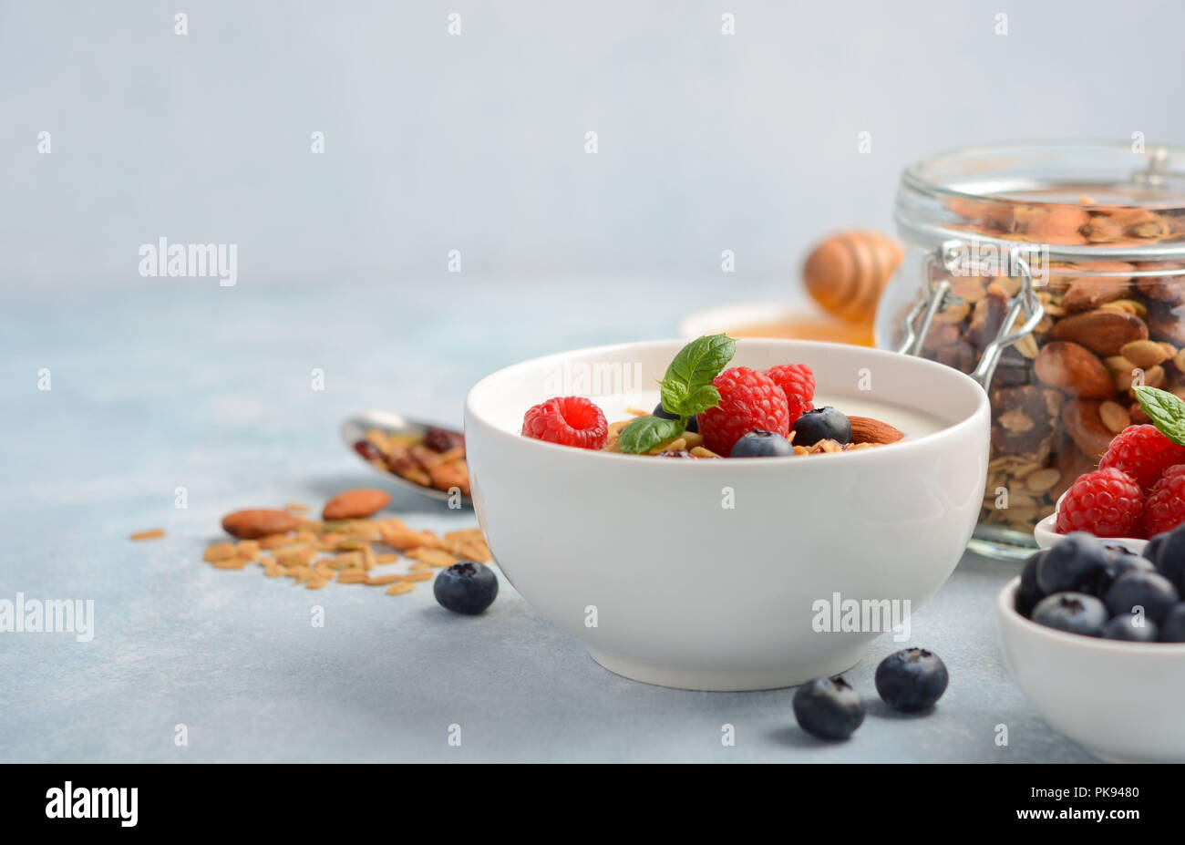 Granola casera con yogur y bayas frescas, desayuno saludable concepto. Foto de stock
