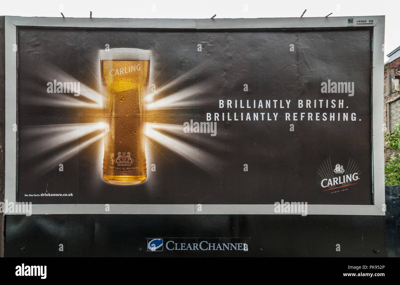 Glasgow, Escocia, Reino Unido - 17 de junio de 2012: Primer plano de grandes vallas negro con vidrios dorados de Carling Beer presenta como brillantemente y bandera británica en Foto de stock