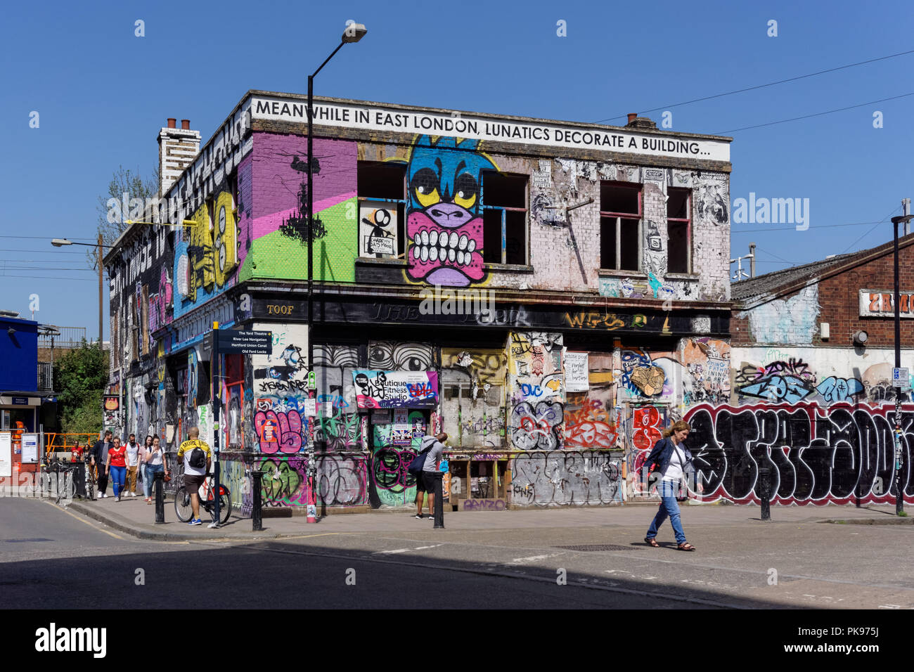 Edificio cubierto de grafitis en Hackney Wick, Londres England Reino Unido Foto de stock