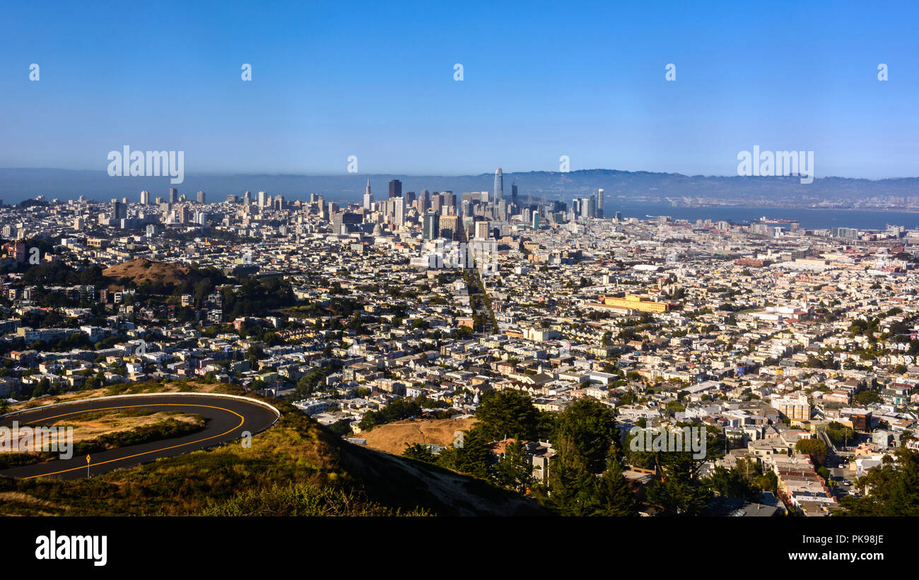 Vista del centro de San Francisco desde Twin Peaks al atardecer Foto de stock