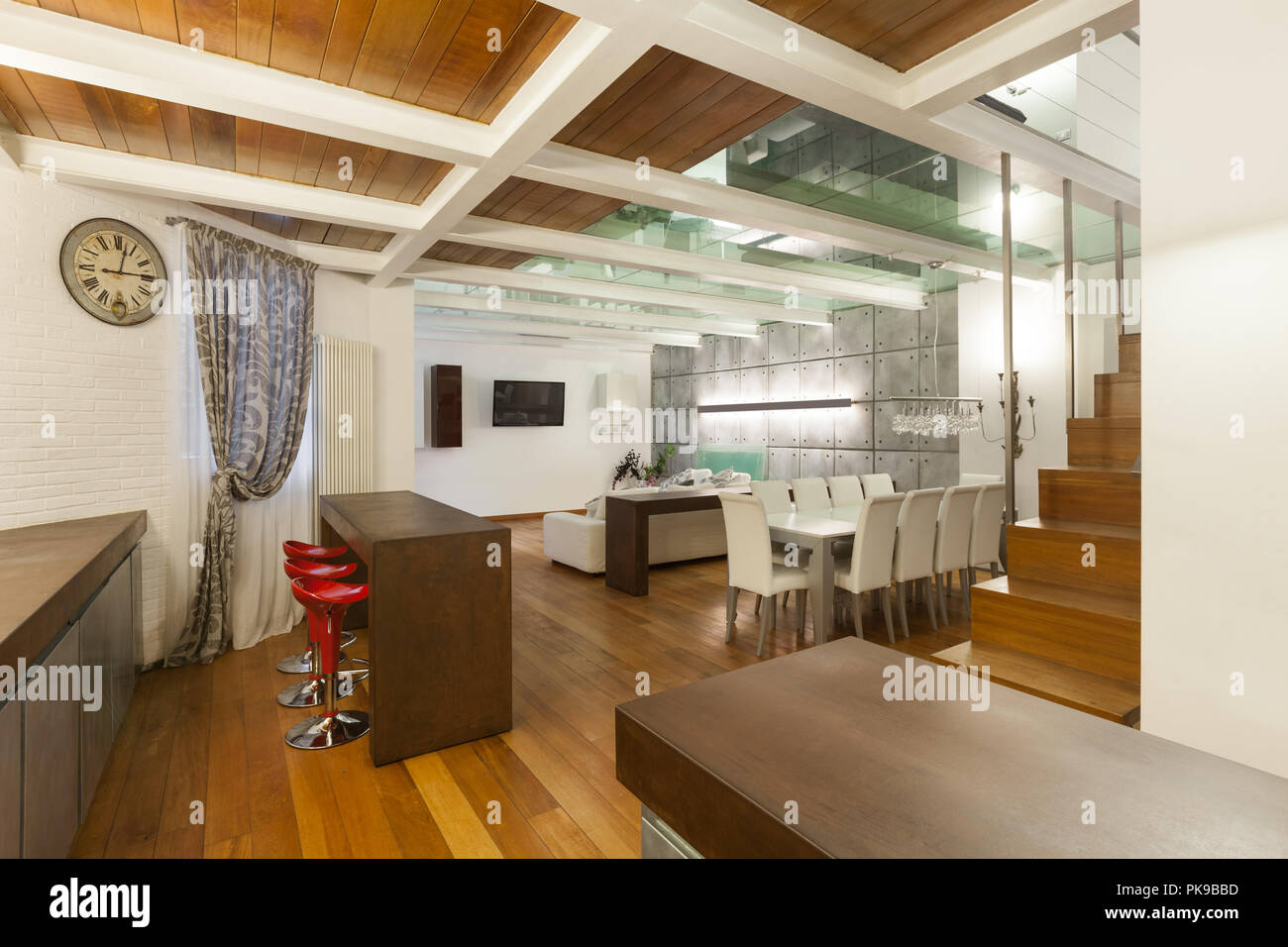 Arquitectura, amplio loft con muebles modernos, comedor Foto de stock